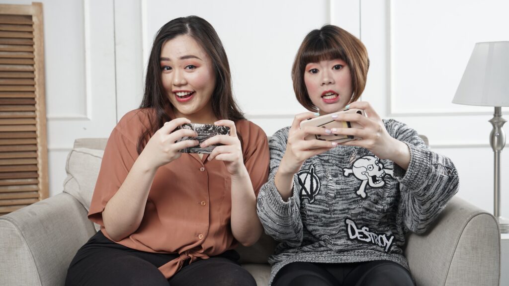 二人の女性がゲームをしている画像