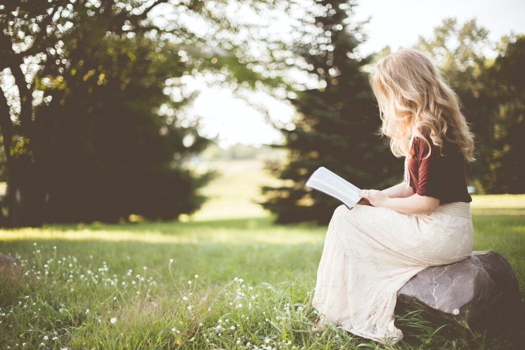 女性が本を読んでいる様子の写真