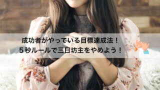 女性が胸の前で手を合わせていいる写真