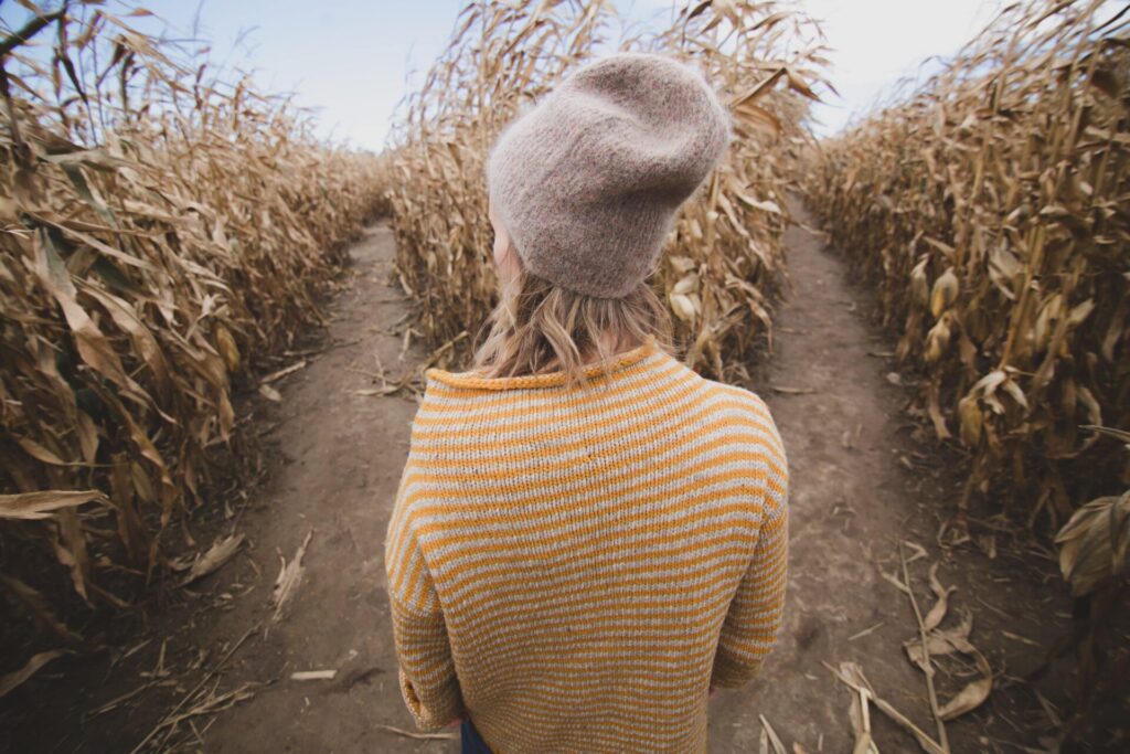 女性が分かれ道に立っている写真