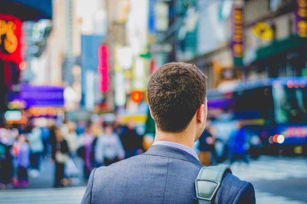 スーツを着た男性が街を歩いている写真